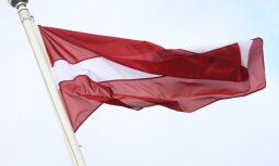 Torņakalnā trīs jaunieši zemiski izrīkojas ar Latvijas valsts karogu