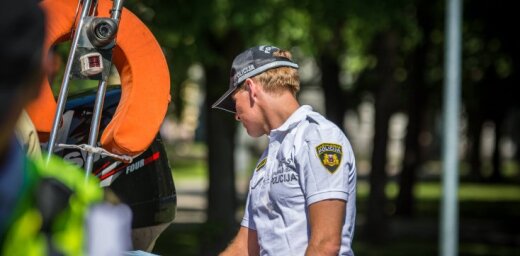 Kārtības sargi kopā ar kādu iedzīvotāju izglābj Rīgas kanālā slīkstošu vīrieti