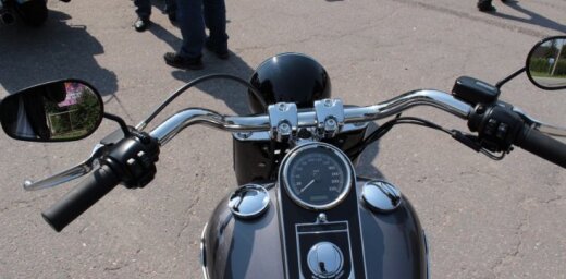 'Suzuki' vadītājs nesavalda motociklu un apgāžas; 'Harley Davidson' nobrauc no ceļa