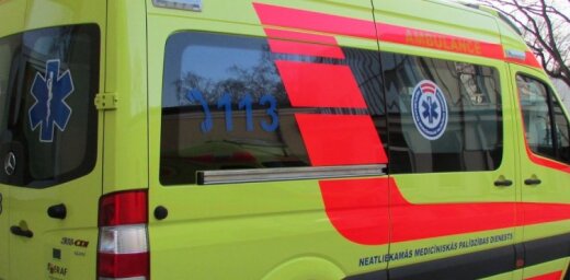 Рига: из автобуса на ходу выпал пассажир, пострадавший госпитализирован