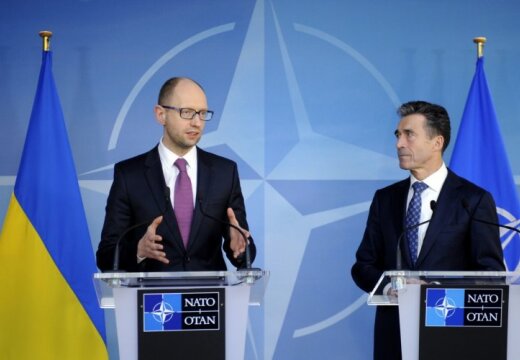 Яценюк: Украина не рассматривает вопрос вступления в НАТО