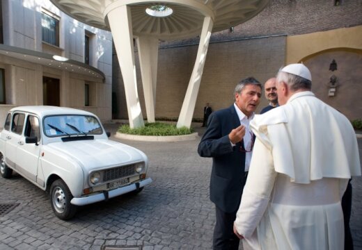 pope-francis-and-renault-four-43643829.jpg