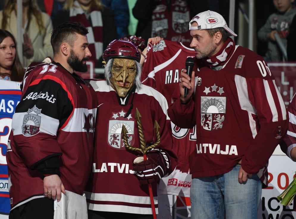 Другая легенда сборной Латвии и рижского "Динамо", Юрчик (в центре) тоже пришел попрощаться с Масальскисом.  F64