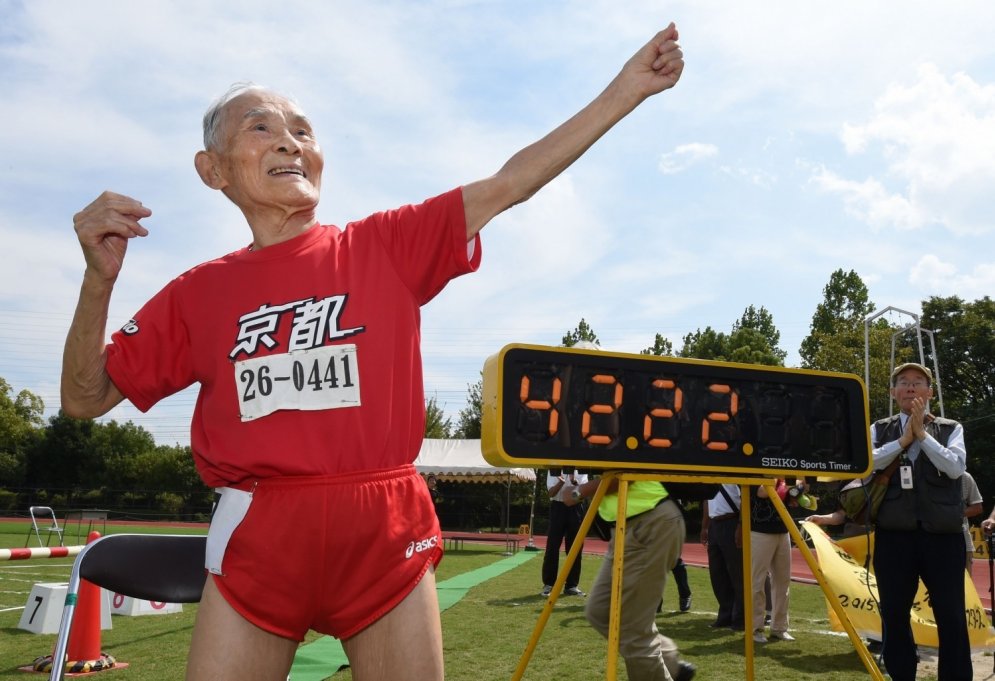 105 gadus vecs onkulis uzstāda rekordu 100 metru sprintā