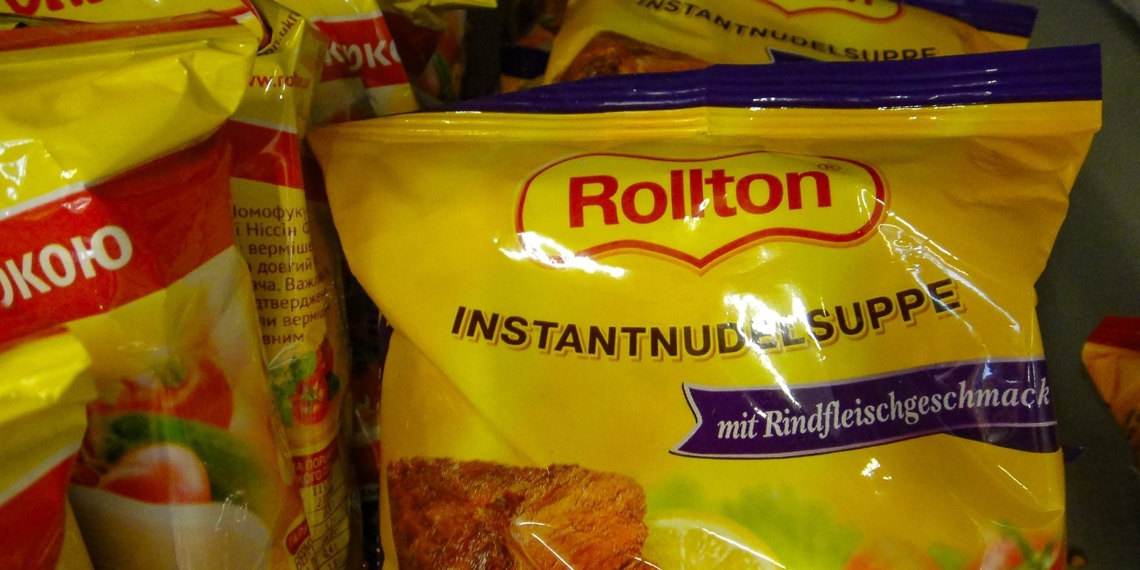 Rolltoni, saldumi, saulespuķu sēklas: ukraiņu preces Latvijas veikalos