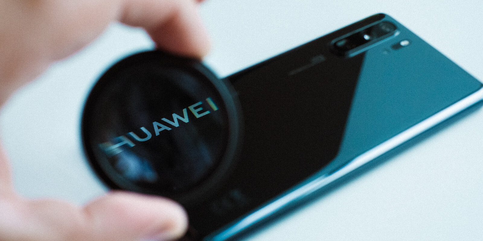 'Huawei' aizliegta 'Android OS' lietošana – ko tas nozīmē lietotājiem Latvijā
