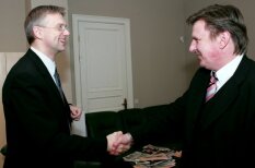 Māris Kučinskis meistarīgi paspiež rokas dažādiem politiķiem
