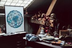 Grandiozas mandalas, ko veido latviešu māksliniece Īstenā