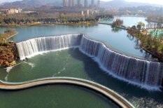 Полезно и красиво: в Китае построили искусственный водопад длиной 400 метров
