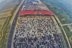 Сотни тысяч людей застряли в пробке на 50(!)-полосном шоссе под Пекином