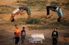 Palestīniešu puiši demonstrē savas parkūra iemaņas