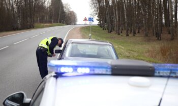 Faktu pārbaude: Apgalvojums, ka policijai nav tiesību konfiscēt antiradarus ir nepatiess