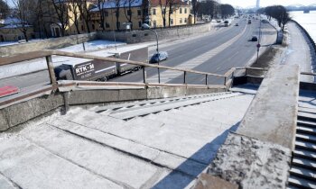 Rīgas dome sāk Vanšu tilta kāpņu atjaunotāja meklējumus