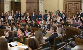 Foto: Saeimā teju 200 skolēni 'ēno' deputātus