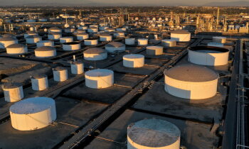 OPEC valstis Rietumu spiedienam nepakļaujas; naftas cena nekritīsies