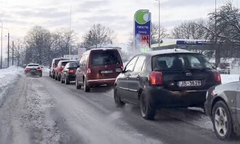 Video: Degvielas lielo atlaižu zibakcija izraisa satiksmes haosu