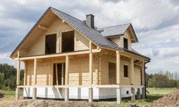 Zīda tapetes un sarkankoks uzreiz neaudzē privātmājas vērtību