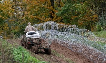 Foto: Slovēnijas dāvinātais žogs uzstādīts Baltkrievijas robežas bīstamākajā posmā