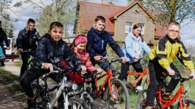 10 bērnu tētis ukrainis Dobelē: paši badā nemirsim, vēl citiem palīdzēsim