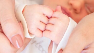 Lai savlaicīgi ārstētu mazuļus, paplašina jaundzimušo skrīningu
