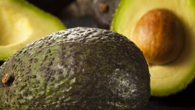 Три способа сделать так, чтобы разрезанный авокадо не темнел на воздухе