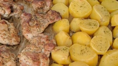 Vienas pannas maltīte – vistu šķiņķīši garšvielās ar kartupeļiem