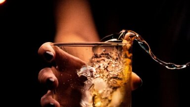 Zinātnieki nākuši klajā ar vienkāršu stratēģiju, kā samazināt alkohola lietošanu