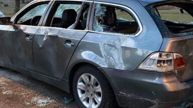 Foto: Vandaļi Vecmīlgrāvī pilnībā izdemolējuši BMW automobili