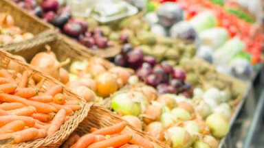 Liepājas tirgū atklāj 5 tonnas nelegālu augļu un dārzeņu