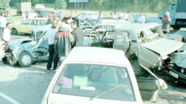 Foto: 29 automašīnu sadursme uz Jūrmalas šosejas 1996. gadā