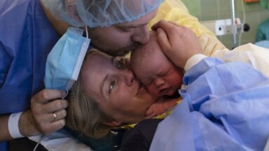 Dzemdību namā noticis pirmais ķeizargrieziens ar iespēju mammai pašai izcelt mazuli