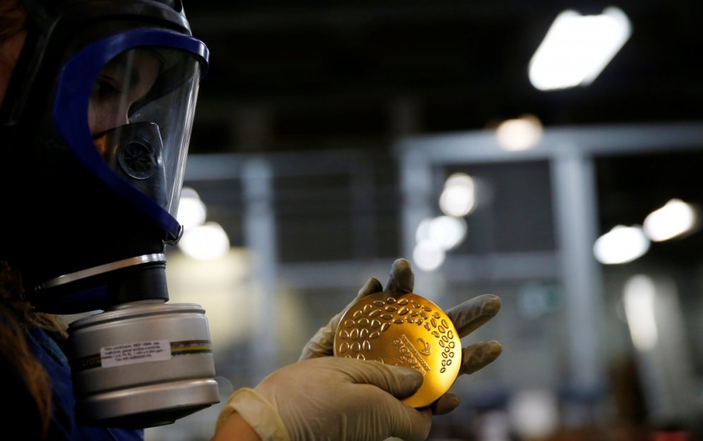 Почему олимпийское "золото" льют из серебра, или 20 фото с фабрики медалей для Игр-2016