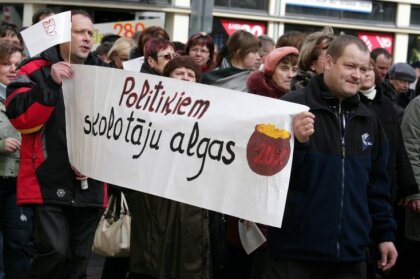 MK apstiprina pedagogu algu celšanu; LIZDA pārmet steigu un protestēs