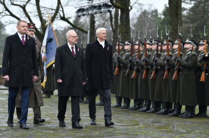 Foto: Latvijas augstākās amatpersonas noliek ziedus Brāļu kapos