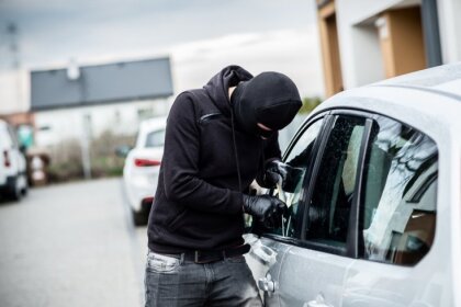 Par cilvēka piekaušanu un 'BMW' nolaupīšanu Kārsavā aiztur vīrieti