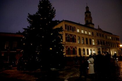 Atgādinājums par nepieciešamību atbalstīt Ukrainu. Rātslaukumā uz laiku izslēdz apgaismojumu