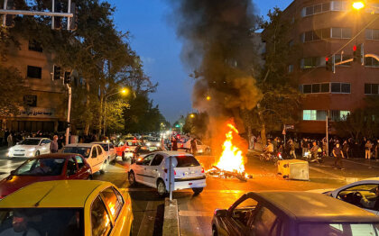 Irānā piespriež pirmo nāvessodu saistībā ar vērienīgajiem protestiem