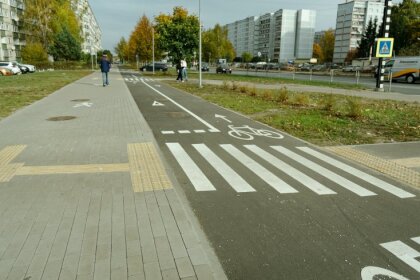 Jaunajā Ziepniekkalna veloceliņā jau izveidojušās plaisas; labos pavasarī