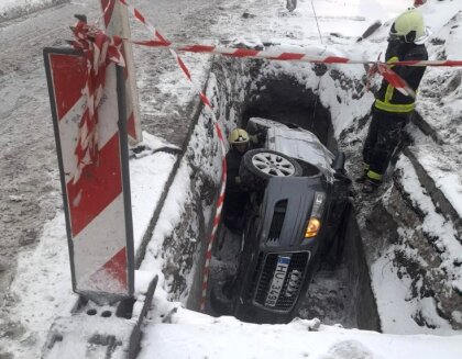 Trīs metrus dziļā celtniecības bedrē Rīgā iegāzies 'Audi'