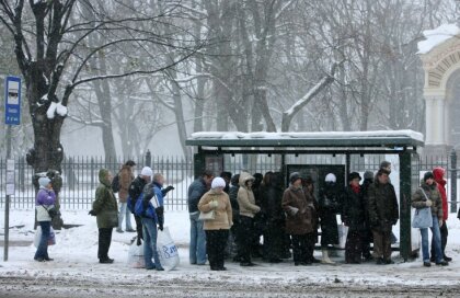 В Риге автобусы и троллейбусы могут опаздывать на 35 минут, снег убирают 99 единиц техники