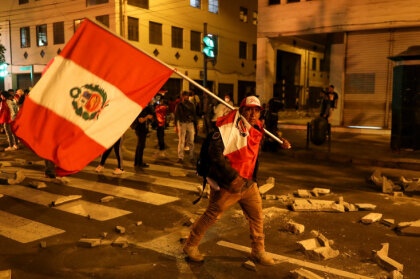 Protesti Peru: sadursmēs gājuši bojā cilvēki; slēgta arī lidosta