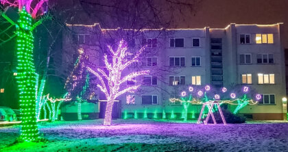 Foto un video: Lietuvā pusaudzis daudzstāvu mājas pagalmā izveido košu ziemas pasaku