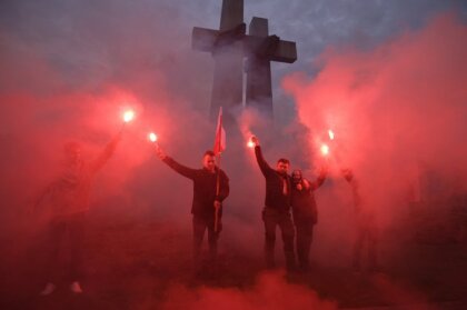 Foto: Poļi svin neatkarības 104. gadskārtu; gājienā dodas arī radikālie nacionālisti