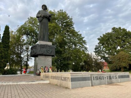 ВИДЕО: В Резекне начались работы по демонтажу памятника "Алеше"