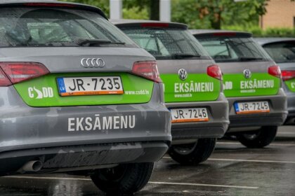 Sieviete pamatīgā žvingulī mēģina nokārtot autovadītāja eksāmenu un saņem sodu