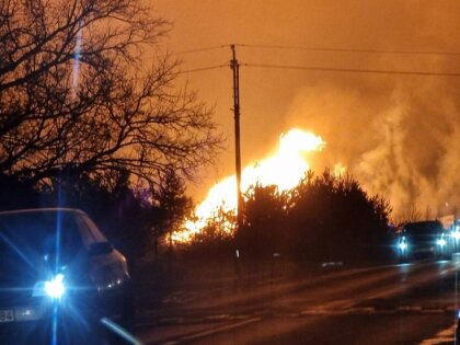 Foto: Lietuvā netālu no Latvijas eksplodējis gāzes vads; sāk ciemata evakuāciju