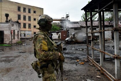 Krievija sākusi būvēt aizsardzības struktūras ap Mariupoli, ziņo Lielbritānija