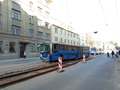 ФОТО. В Пардаугаве автобус Latvijas pasts блокировал движение трамваев