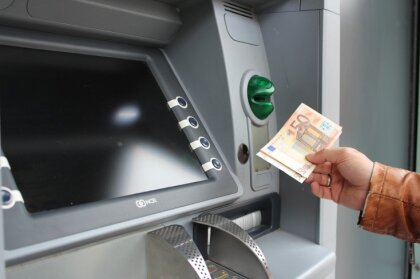 Меры по обеспечению наличных в Латвии: расстояние между банкоматами — не больше 20 км