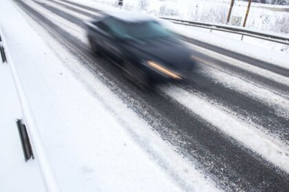 Снег и обледенение затрудняют движение по дорогам Латвии